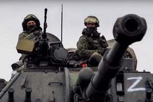 “Glavne naloge prve faze operacije so bile izvedene,” je izjavil Sergej Rudskoy, vodja glavne operativne uprave generalštaba ruske vojske – Rusija bo vojaške operacije osredotočila na “osvoboditev” vzhoda, kar nakazuje možni premik v strategiji