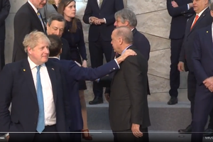 (VIDEO) Videoposnetek, ki pove več kot tisoč besed – Je Boris Johnson res najbolj osamljen človek na svetu, ker nihče na svetovnem prizorišču ne želi govoriti z njim ali pa se je le dolgočasil, ko je čakal na Joeja Bidna?