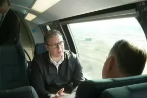 (VIDEO) Mahanje “v prazno” – Ena najboljših metafor za interakcije med politiki in volivci – Vučić in Orban mahata ljudem iz vlaka, ob progi pa ni bilo nikogar