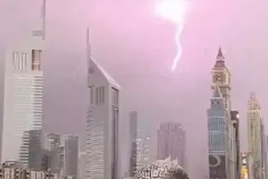 (VIDEO) Dubai, Dubai – V delih Združenih arabskih emiratov včeraj padla rekordna količina padavin