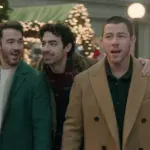 Jonas Brothers посрещат празниците с „Coming Home This Christmas“