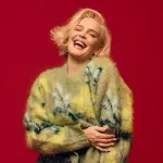 Ан-Мари със свежа нова версия на коледния хит „Merry Xmas Everybody“