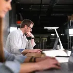 Как да се справите с дразнещи колеги?