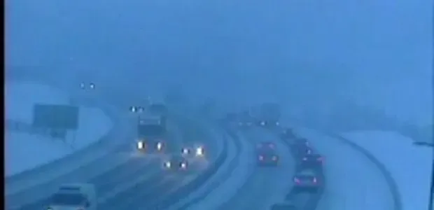 Sneg že povzroča kaos na cestah