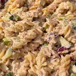 Recept za testeninsko solato, ki bo prava zvezda na vseh piknikih