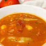 Recept: Krompirjev paprikaš – preprost in okusen obrok brez mesa za vsak dan