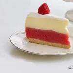 Recept: Osvežilna, hitro pripravljena jagodno-malinova torta brez peke