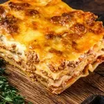 Triki, zaradi katerih bo lazanja vedno popolna (ne bo razpadla in okus bo odličen)