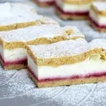 Recept: Limonino pecivo – osvežilna sladica z nežno kremo, ki se še kako prileže v toplih dneh