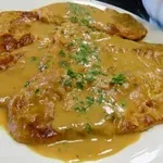 Recept: Svinjski zrezki v čebulni omaki, ki bodo prava zvezda za kosilo