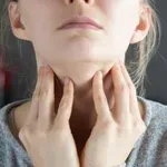 Kako si pomagati pri bolečem grlu: preizkušeni nasveti iz domače lekarne