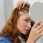 Zakaj vam jeseni pospešeno izpadajo lasje in kako to ustaviti?