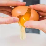 Preprost trik za razbijanje jajc: tako preprečite, da lupina konča v jedi