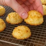 Kokosovi piškoti z le petimi sestavinami – popolni za vsako priložnost