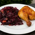 Dušeno rdeče zelje, odlična priloga za Martinovo