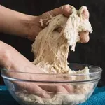 Skrivni trik pekov: Ena žlica spremeni vsako testo