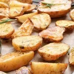 Zakaj vaš krompir iz pečice ni nikoli dovolj hrustljav? Verjetno naredite to ključno napako