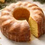 Sočen limonin kolač z bogatim limoninim prelivom