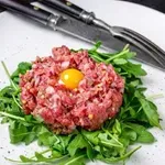 Tatarski biftek v hladilniku: kako dolgo ga lahko hranite brez tveganja