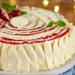 Malinova božična torta, ki očara s sočnostjo in čudovito vanilijevo kremo