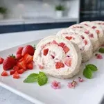 Sladica, ki navduši na prvi grižljaj: beljakova rolada z jagodami