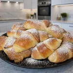 Kvašeni rogljički s čokolado, kot iz domače pekarne