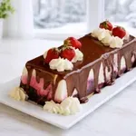 Sadna sladica iz hladilnika, ki izgleda kot iz slaščičarne