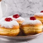 Najboljši recepti za pustne krofe in razlogi, zakaj jih sploh pečemo, kako vplivajo na zdravje …