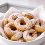 Namesto krofov lahko letos za pust pripravite te hrustljave in slastne obročke