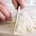 Gordon Ramsay razkriva, kako čebulo sesekljati brez solz in ekspresno hitro