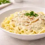 Kremaste testenine z gobami in sirom, pripravljene v 30 minutah