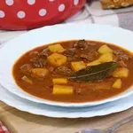 Preverjen recept: golaž z dodatkom vina, ki pogreje v hladnih dneh