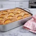 Najbolj enostavno pecivo z vloženimi breskvami