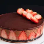 Recept: Čokoladno-jagodna sirna torta brez peke