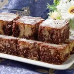 Sočni marmorni kolač s kokosom, ki izgine, še preden se dobro ohladi