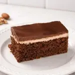 Čokoladno pecivo s kislo smetano in orehi, ki navduši vsakogar