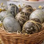 Če boste pirhe skuhali v tem čaju, bodo dobili čudovito barvo