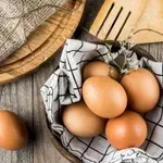 Kako dolgo jajca res zdržijo v hladilniku? Preprost trik vam takoj pove, ali so še dobra