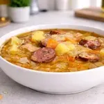 Recept za okusno zeljno enolončnico s klobaso in slanino, ki spominja na segedin golaž