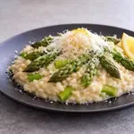 Sezona špargljev je tu in iz njih lahko pripravite tole okusno rižoto