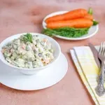 3 ideje za bolj zdravo francosko solato, ki navduši na praznični mizi