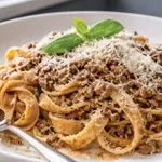 Pozabite na klasično bolonjsko omako, ta bela različica je še boljša