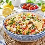 Recept za solato z rižem, zelenjavo in feto, ki je odlična priloga za k žaru