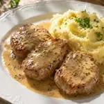 Sočna svinjska ribica v bogati omaki, ki navduši vsakogar