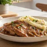 Svinjska vratovina v čebulni omaki, ki se topi v ustih