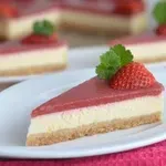 Jagodna sirova torta iz pečice, ki izgleda kot iz slaščičarne