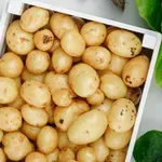 Trik naših babic za čiščenje mladega krompirja navdušuje