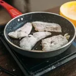Kako ocvreti ribe brez smradu po stanovanju? Rešitev je neverjetno preprosta