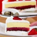 Recept za sanjsko jagodno torto, ki izgine v trenutku