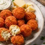 Recept za mehke krompirjeve kroglice s presenečenjem v sredini, ki navdušijo vsakogar